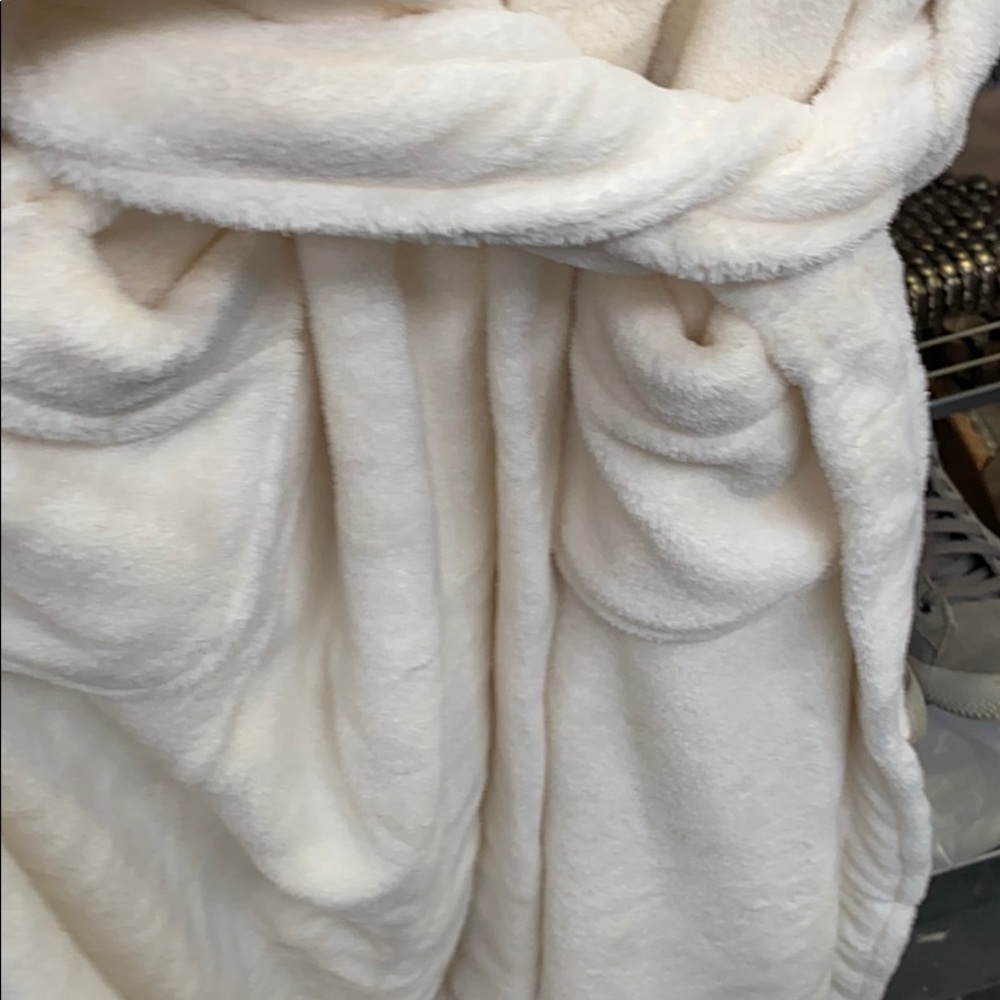 Soft Robe with letter S - Picture 5 of 10
